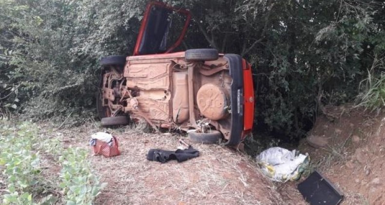 Idoso fica ferido após carro sair da pista e capotar em Iraceminha