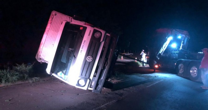 CAMINHÃO PLACAS DE XAXIM TOMBA NA BR-282 EM NOVA ITABERABA