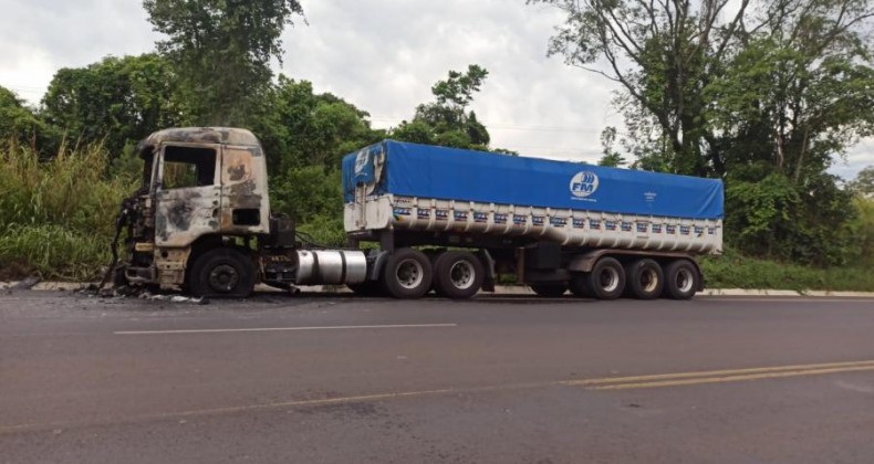 CARRETA PEGA FOGO NA BR-282 EM NOVA ERECHIM