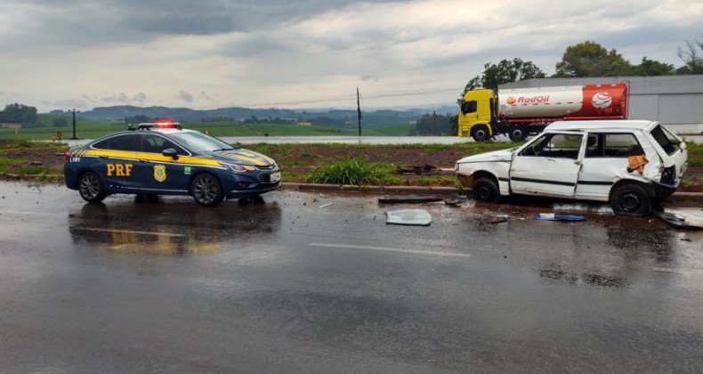 Carro capota e é abandonado no trevo da UDESC