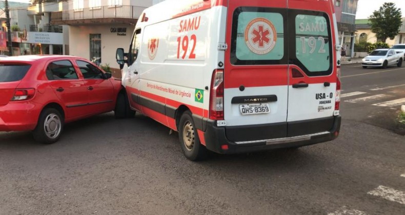 AMBULÂNCIA DO SAMU SE ENVOLVE EM ACIDENTE NO CENTRO DE PINHALZINHO