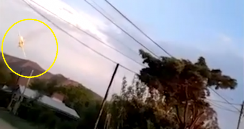 Avião cai sobre duas pessoas durante acrobacia na Argentina