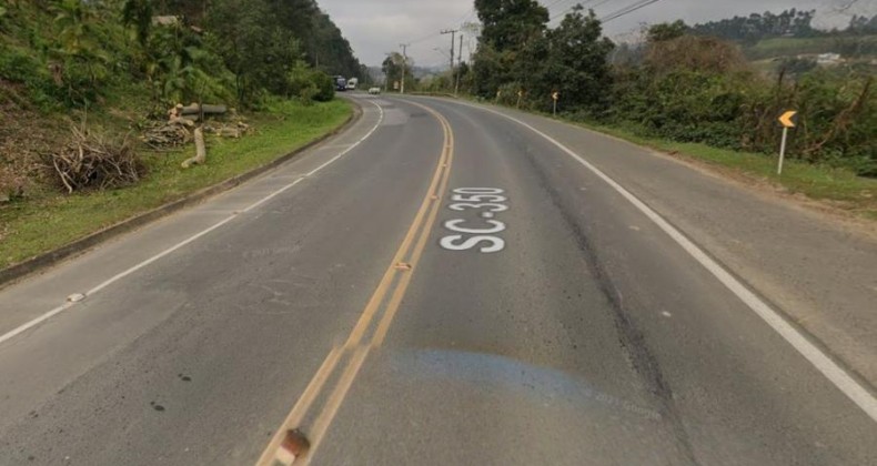 Bebê é encontrado sozinho engatinhando em rodovia de SC
