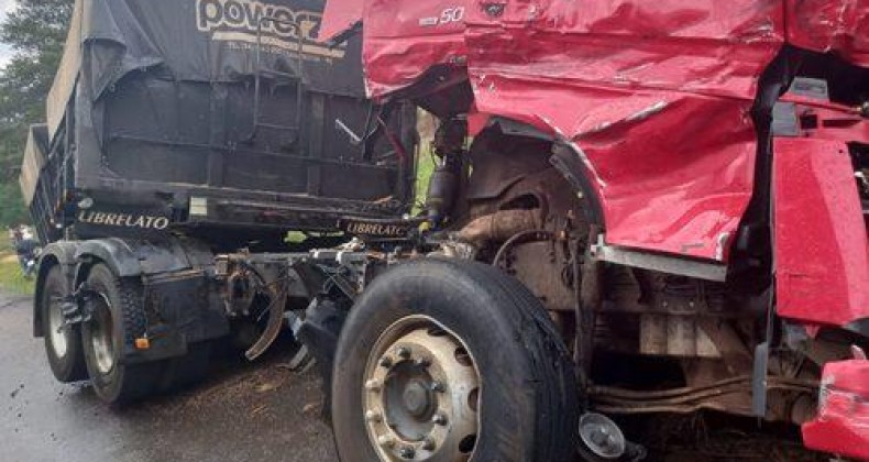 Caminhão fica destruído em grave acidente e motorista morre na BR-470