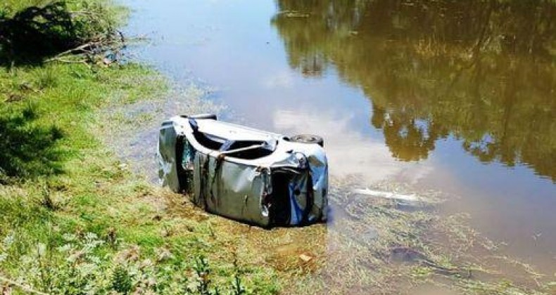 Carro capota e vai parar perto de açude na SC-452