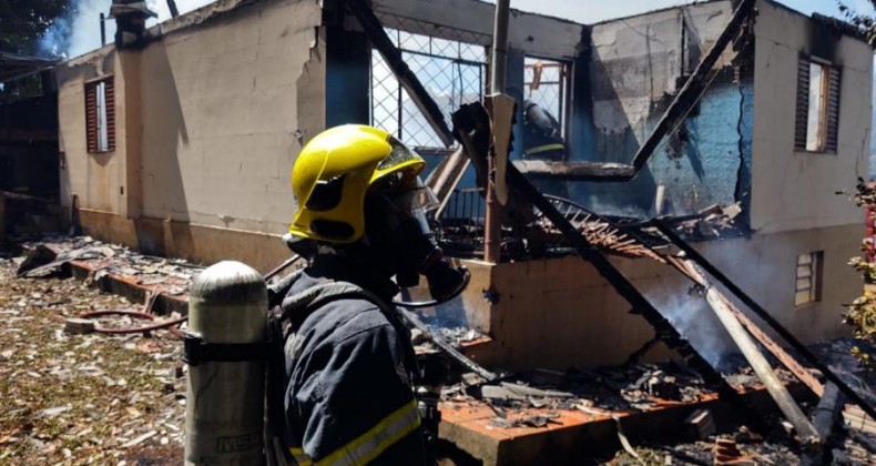 Casa é destruída por incêncio no interior de Nova Erechim