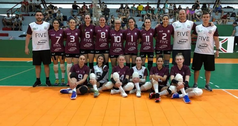 Equipe feminina de Pinhalzinho é campeã da Liga Oeste de Voleibol Adulto
