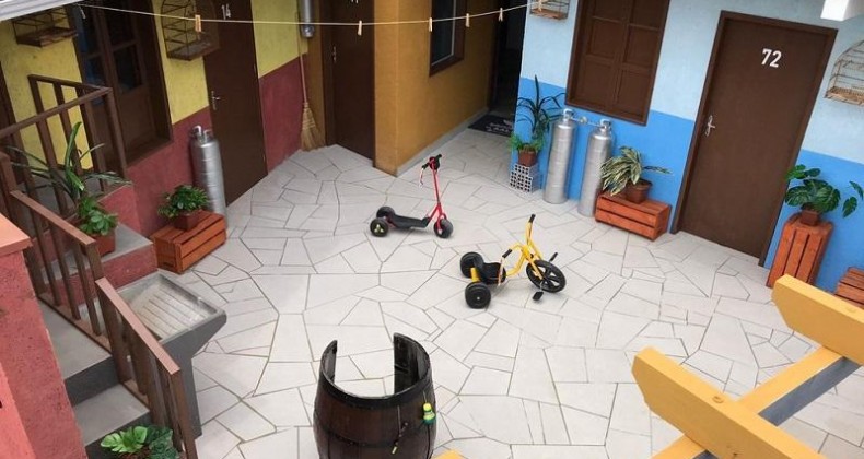 FÃ DE SERIADO MEXICANO, DONO DE POUSADA RECRIA VILA DO 