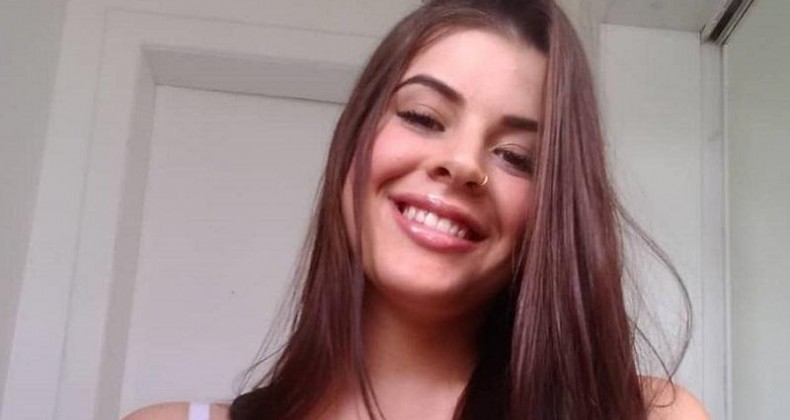 JOVEM É MORTA E NAMORADO FICA FERIDO APÓS CARRO SER ALVO DE OITO TIROS