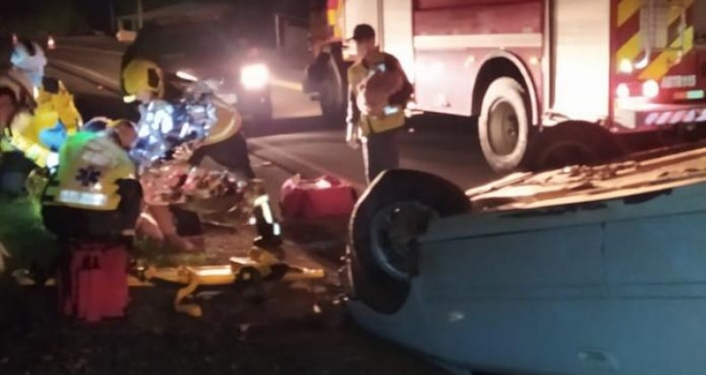 Jovem fica ferido após carro capotar na SC-157