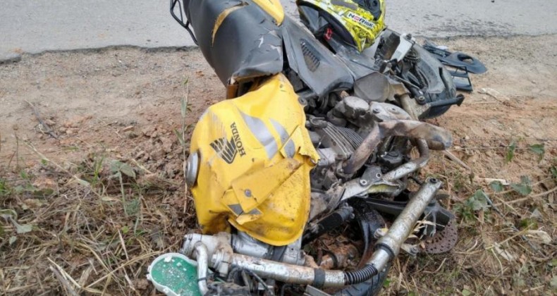 Jovem morre após violenta colisão entre moto e carro em Santa Catarina