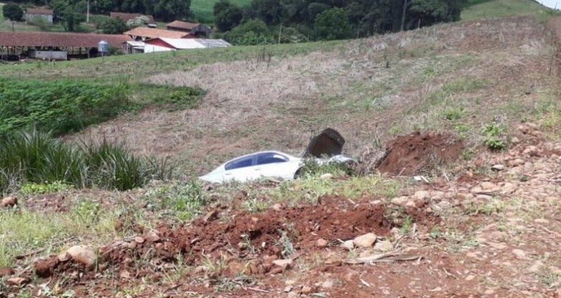 MÃE E FILHO DE DOIS ANOS LEVAM SUSTO AO CAÍREM EM RIBANCEIRA
