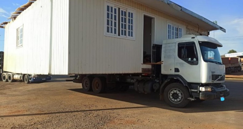 POLÍCIA MILITAR RODOVIÁRIA FLAGRA TRANSPORTE DE CASA EM RODOVIA