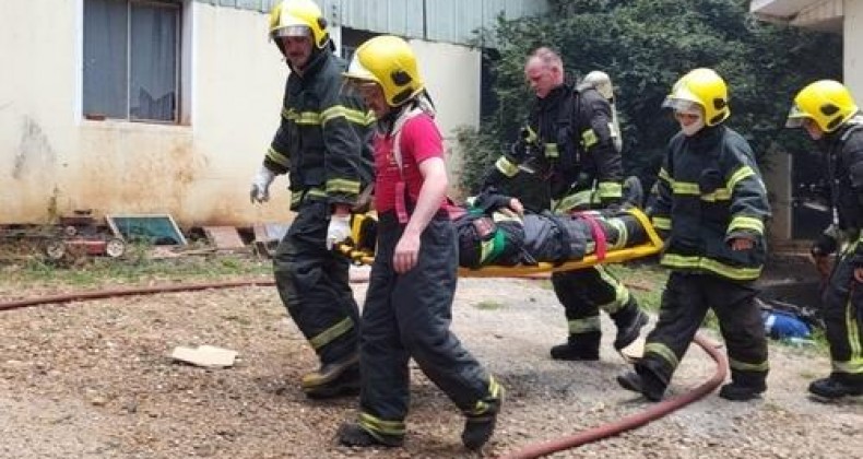 Bombeiro fica ferido durante combate a incêndio no Oeste