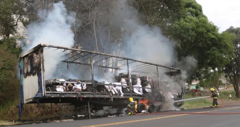 Carreta carregada de papel pega fogo na BR 282