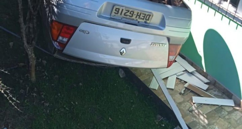 Carro capota em cima de residência em Águas Frias