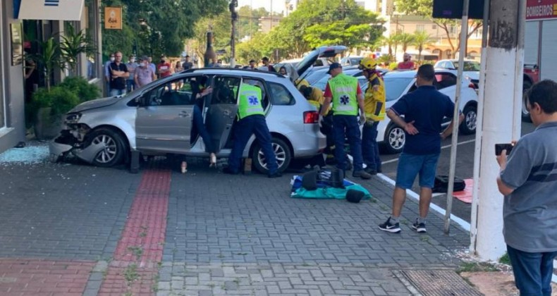 Carro invade calçada e atinge fachada de prédio no Centro de Chapecó
