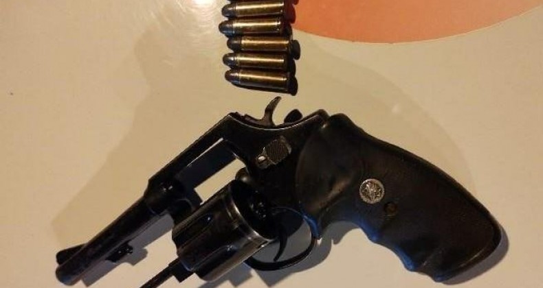 FUNCIONÁRIO DIRIGE COM LUZES APAGADAS E PM APREENDE ARMA