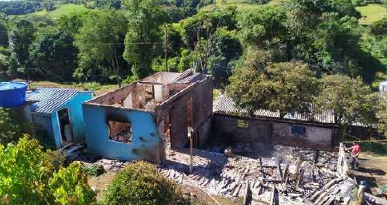 Homem é encontrado morto durante incêndio em residência no Oeste