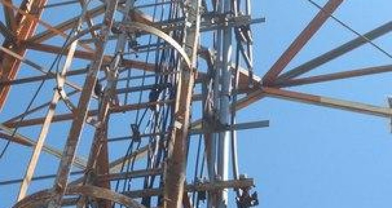 Homem escala 80 metros de torre para furtar fios em Chapecó