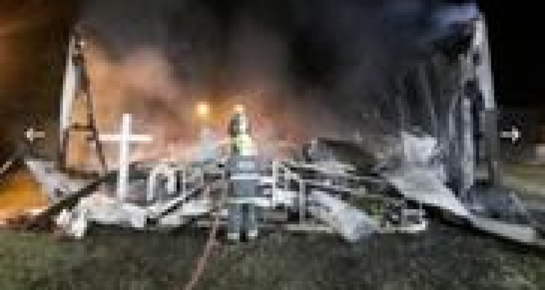Incêndio destrói igreja no interior de São João do Oeste