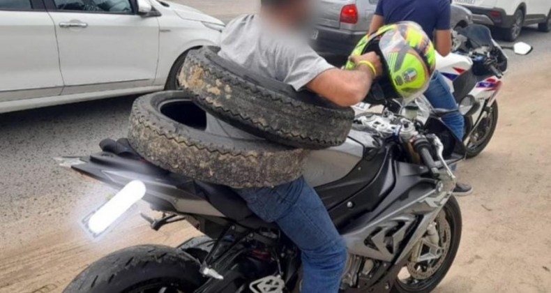 Motociclista é flagrado transportando pneus de forma inusitada em SC