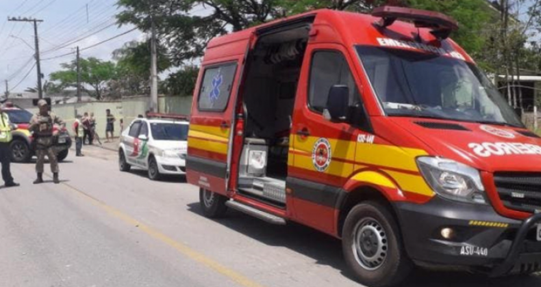 Papai Noel é atropelado enquanto entregava doces para crianças