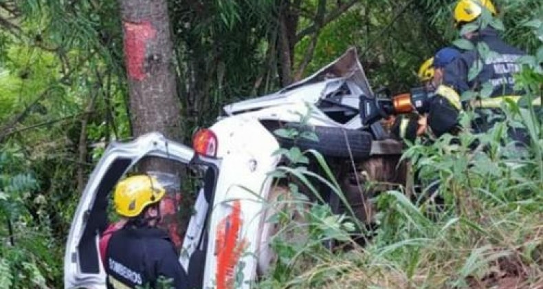 Saída de pista e colisão em árvore mata duas pessoas na SC-355