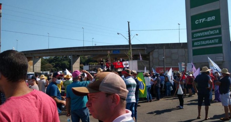 Agricultores realizam manifestação no trevo de acesso à Chapecó