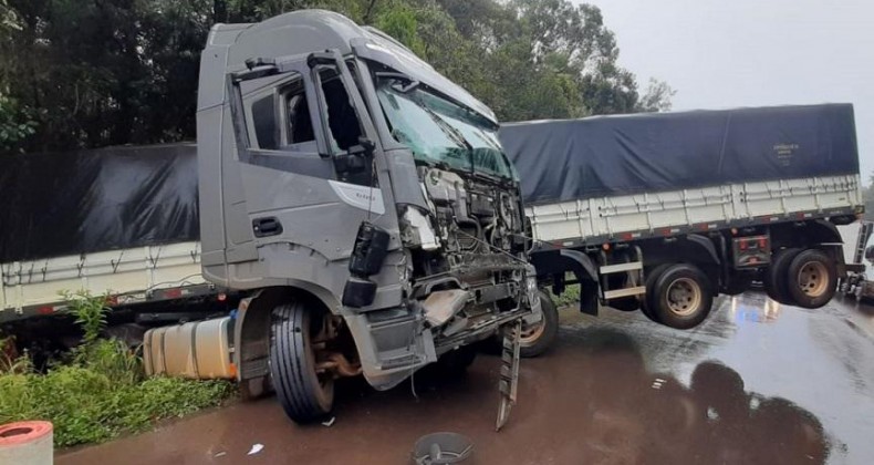 CARRETA FAZ ‘L’ DEPOIS DE BATIDA ENVOLVENDO CAMINHÃO NA REGIÃO