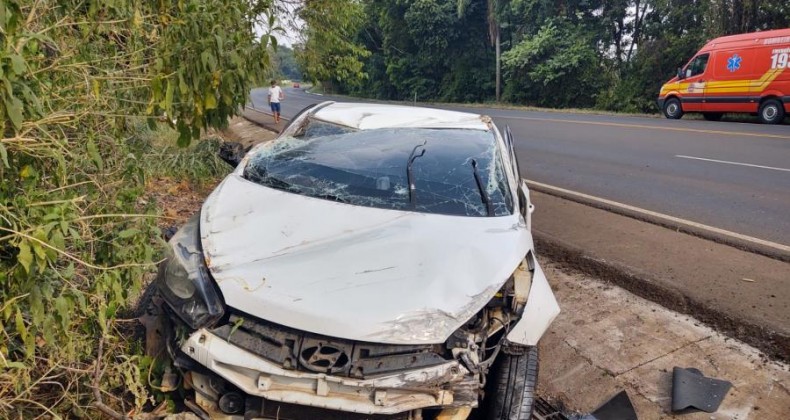 Carro sai da pista e capota na Br 282 em Nova Erechim