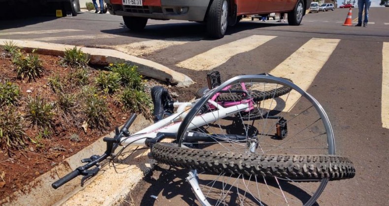 Ciclista tem fratura exposta após colidir com caminhão em Pinhalzinho