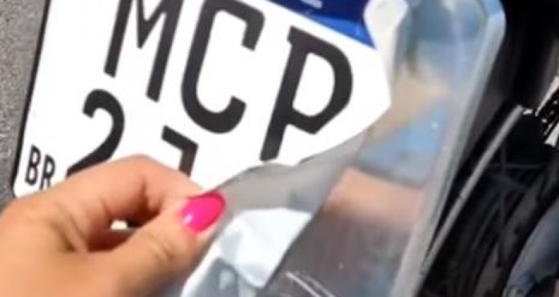 ‘Fake’: Motocicleta com placa de adesivo é flagrada em Santa Catarina