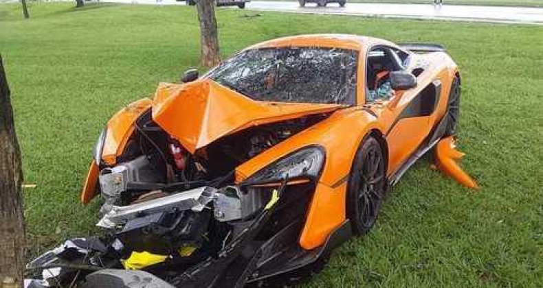 Jogador de futebol colide em árvore com McLaren de R$ 3,2 milhões no DF