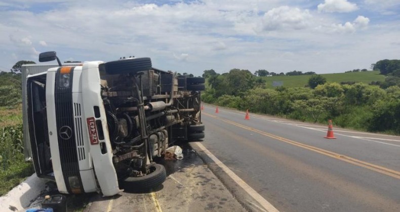 Motorista fica ferido após caminhão tombar na BR-282