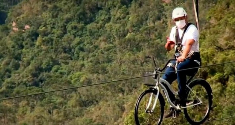 Parque em Urubici oferece travessia de 'sky bike' a 150 metros de altura