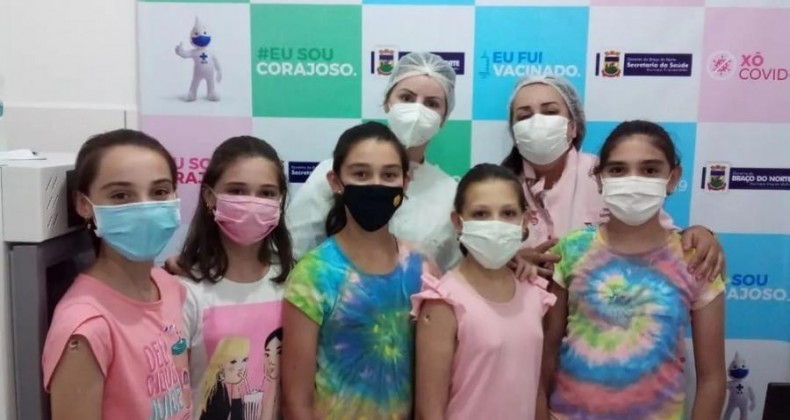 Quíntuplas de 11 anos se vacinam contra Covid em SC