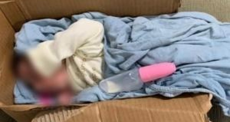 Bebê recém-nascido é abandonado em caixa papelão com bilhete em SC