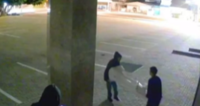 Câmera flagra criminosos furtando estátua de igreja em Araranguá