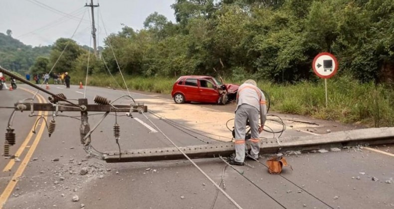 Carro colide violentamente em poste no Oeste de Santa Catarina