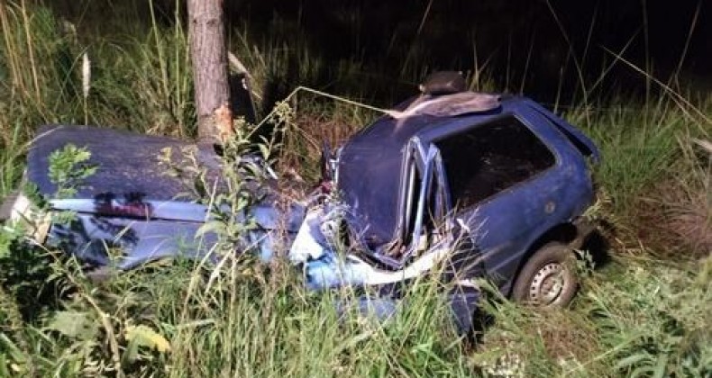 Colisão em árvore deixa jovem gravemente ferido no Oeste