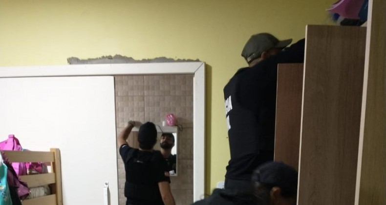EM PINHALZINHO, POLÍCIA VASCULHA IMÓVEL E PRENDE JOVEM DE 27 ANOS