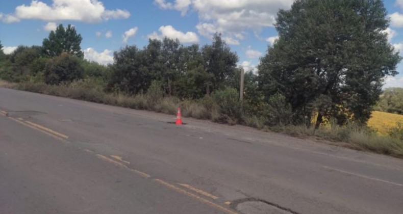 Flagra: cones são colocados em buracos da BR-282