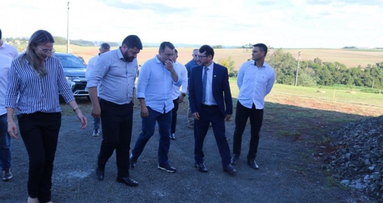 GOVERNADOR DE SC CHEGA DE HELICÓPTERO E CUMPRE AGENDA EM PINHALZINHO