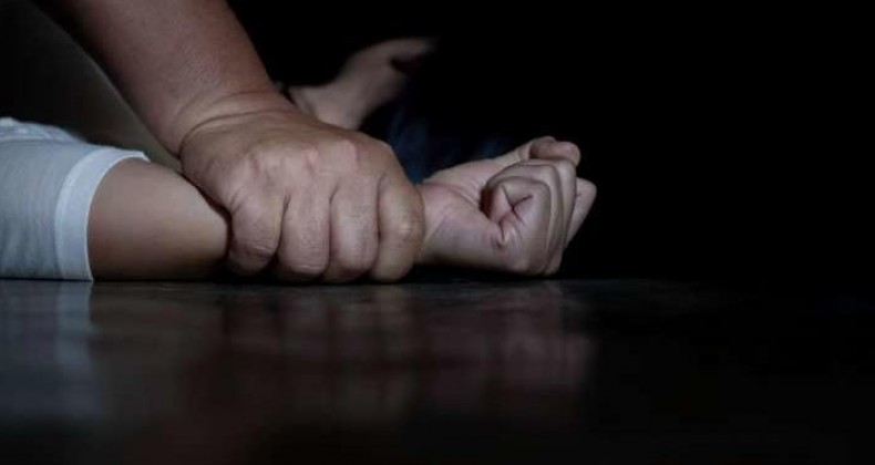Homem pula muro, invade casa e estupra adolescente em SC