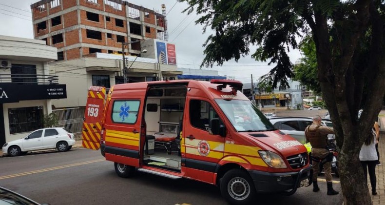 Motociclista colide contra carro estacionado no centro de Pinhalzinho