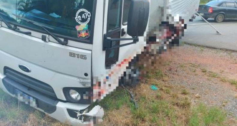 Motociclista morre após colidir frontalmente com caminhão na SC-110
