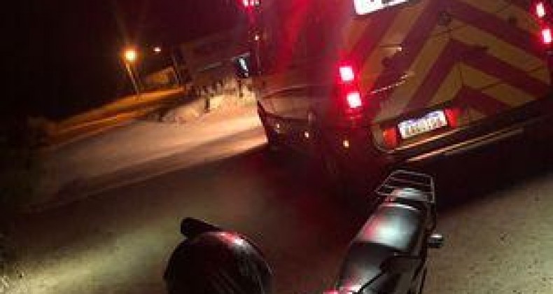 Mulher é socorrida com múltiplos ferimentos após queda de moto