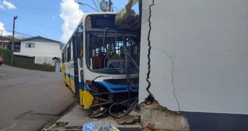 Ônibus desanda e atinge carro e prédio no Oeste
