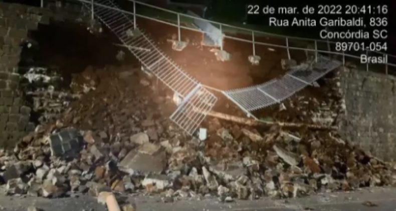 Parte de muro de pedra desaba e interrompe trânsito em Concórdia